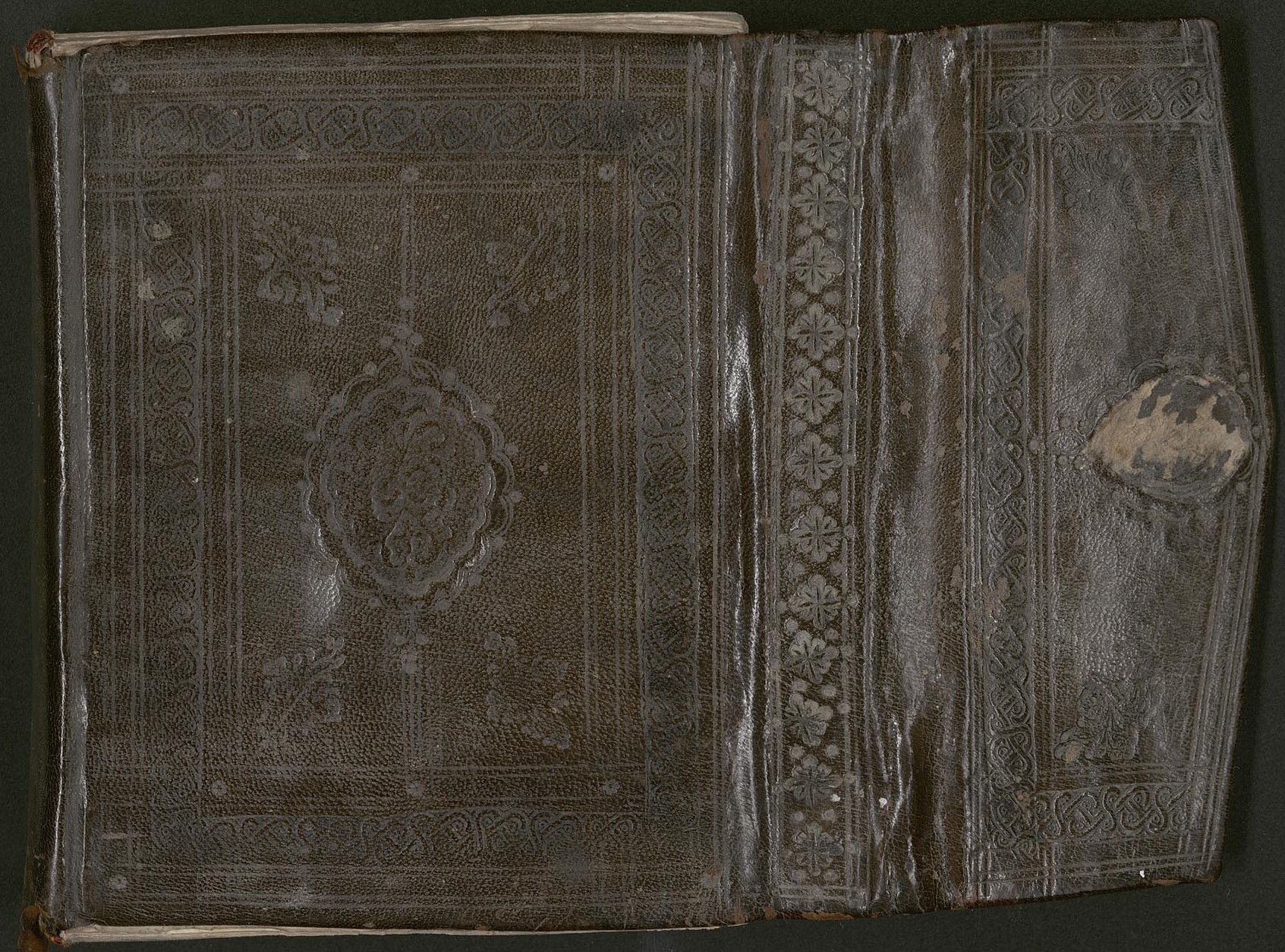 Encuadernación de piel marrón, de caretra. Sig: CS2/MS253