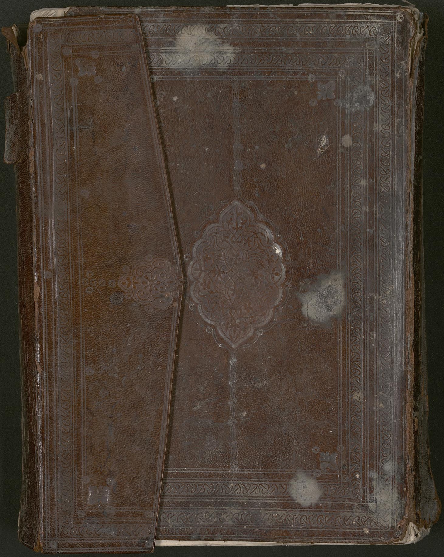 Encuadernación magrebí, de cartera, en marroquín castaño. Sig: CS2/MS255